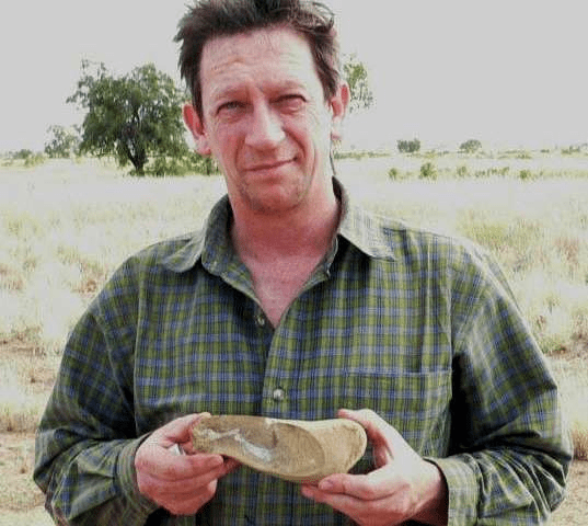 고고상어 (Gogoselachus) 화석을 들고 있는 존 롱 교수.