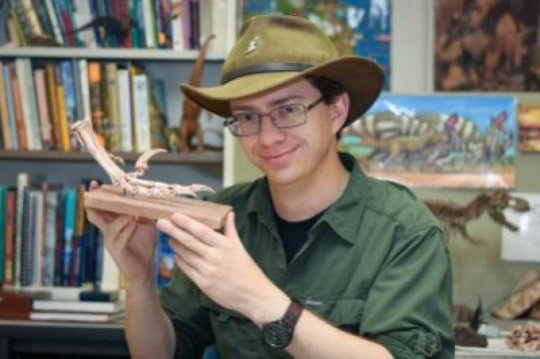 스코트 퍼슨즈가 랩터 발톱의 캐스트를 들어보이고 있다. Credit: Amanda Kelley