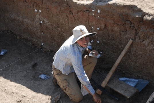 논쟁의 대상이 된 두 개의 뼈 중 하나인 화석화된 갈비뼈의 자국에 대한 디테일. “현재 접근가능한 모든 자료를 가지고 추론해 볼 때 이 자국과 가장 잘 맞아들어가는 것은 석기로 동물을 도살할 때 생긴 자국이라는 것입니다.” 에모리 대학의 인류학자인 제시카 톰슨의 말이다. Credit: Photo by Zeresenay Alemseged.