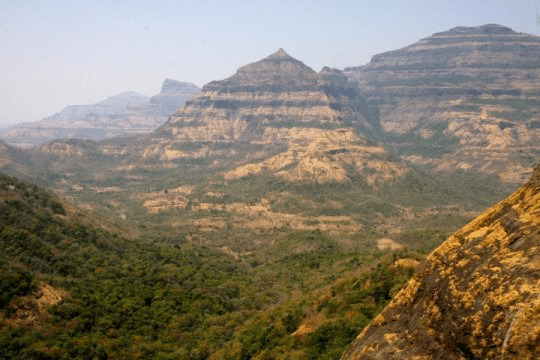 인도 뭄바이 동부의 데칸 트랩에서 볼 수 있는 층상 용암. Credit: Mark Richards/UC Berkeley