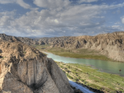 티벳 고원 북동쪽에 위치한 황허의 지류. 최근 연구 결과에 의하면 황허는 융기하고 있는 티벳 고원을 침식하고 깎아냈고, 여기서 바람에 날린 황토가 중국 황투고원 (黄土高原 Chinese Loess Plateau) 을 형성했다. 황투고원은 과거 기후의 기록이 남아있는 세계에서 가장 중요한 장소들 중 하나이다. Credit: Thomas Stevens